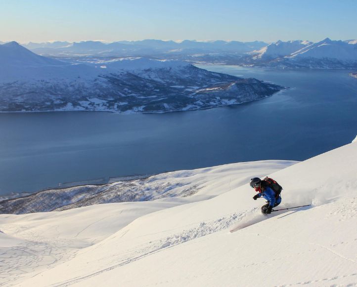 sciare-vista-mare-sci-snowboard-alpi-marittime-francia-sierra-nevada-spagna-tromso-norvegia-ushuaia-argentina-hutt-nuova-zelanda-etna-sicilia-garessio-piemonte